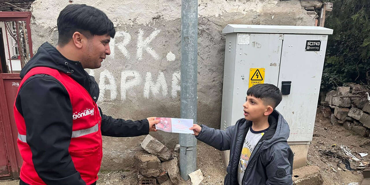 turk-kizilayindan-cocuklara-bayram-harcligi2