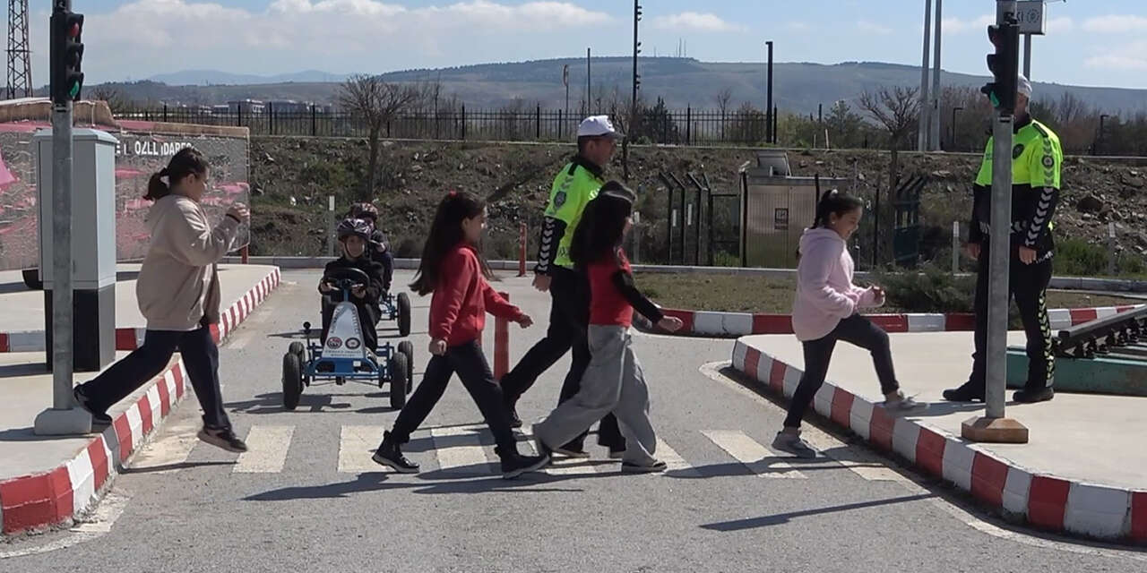 gelecegin-suruculeri-trafik-kurallarini-bu-parkta-ogreniyor2