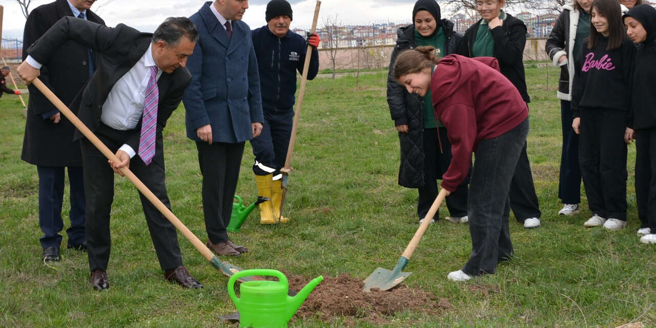 meslek-lisesi-ogrencileri-fidanlari-toprakla-bulusturdu2