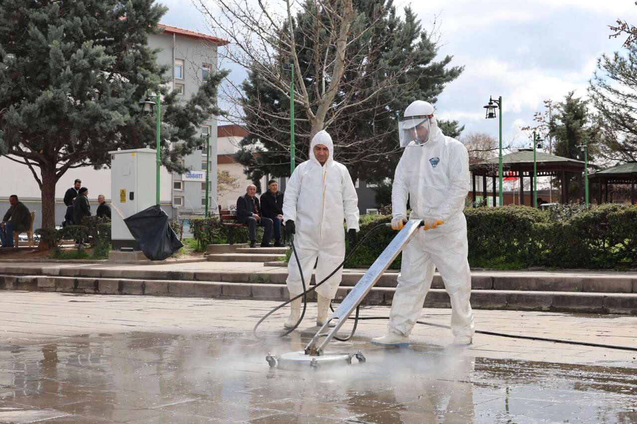 cumhuriyet-meydani-fosur-fosur-temizlendi