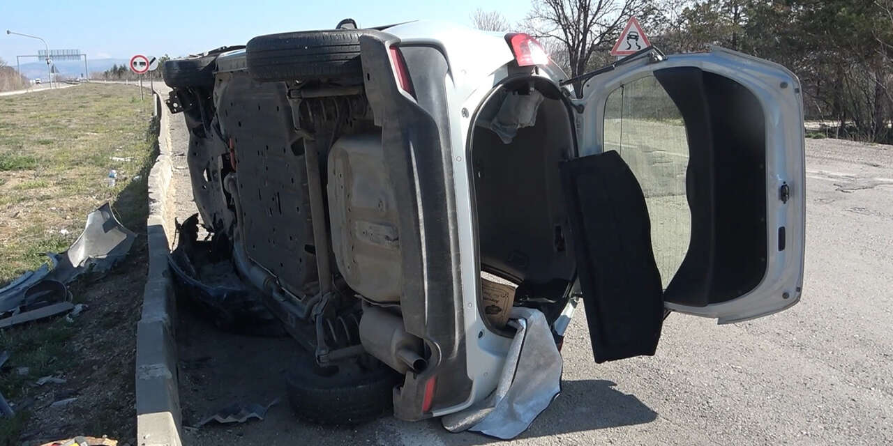 kirikkalede-iki-otomobil-carpisti1-yarali-3