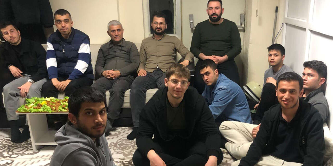 universiteli-genclere-sinav-oncesi-moral-destegi-3