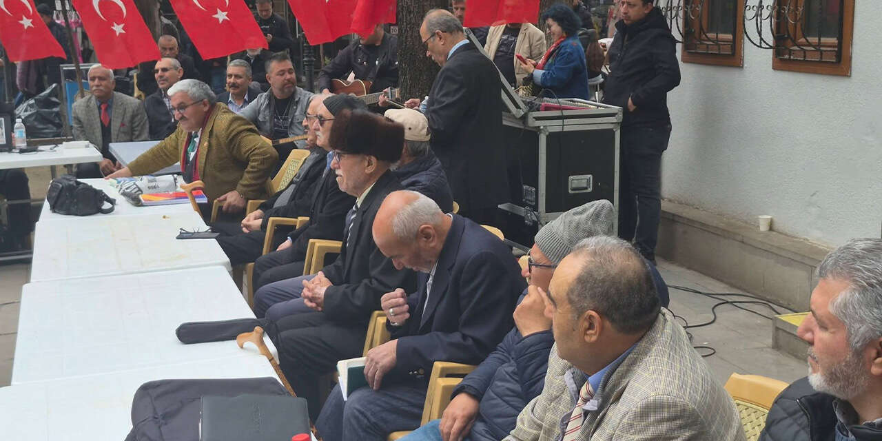 huseyin-kahya-parkinda-siir-dinletisi-ulu-cinar-sairler-duygulandirdi3