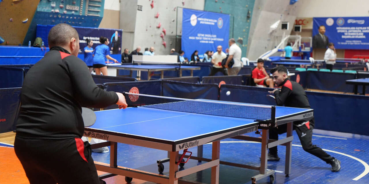 isitme-engelliler-masa-tenisinde-yarisiyor-1