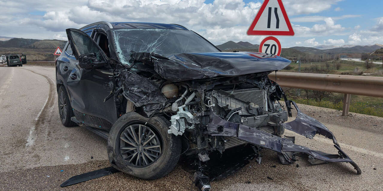 kirikkalede-3-arac-birbirine-girdi-7-kisi-yaralandi2