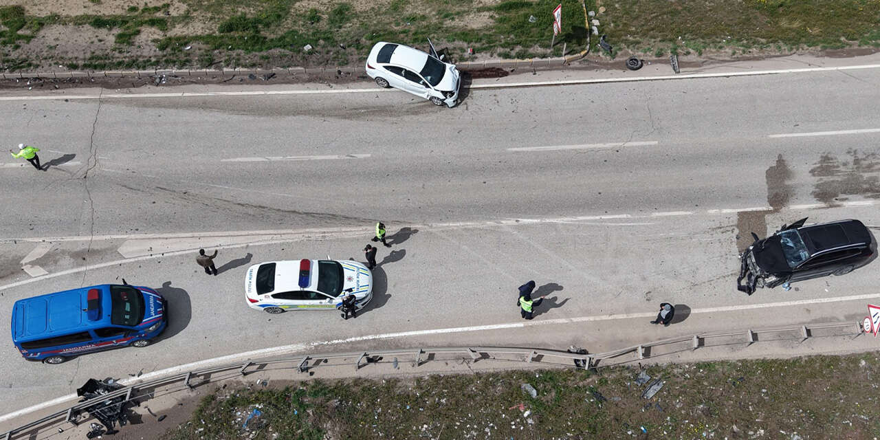 kirikkalede-3-arac-birbirine-girdi-7-kisi-yaralandi3