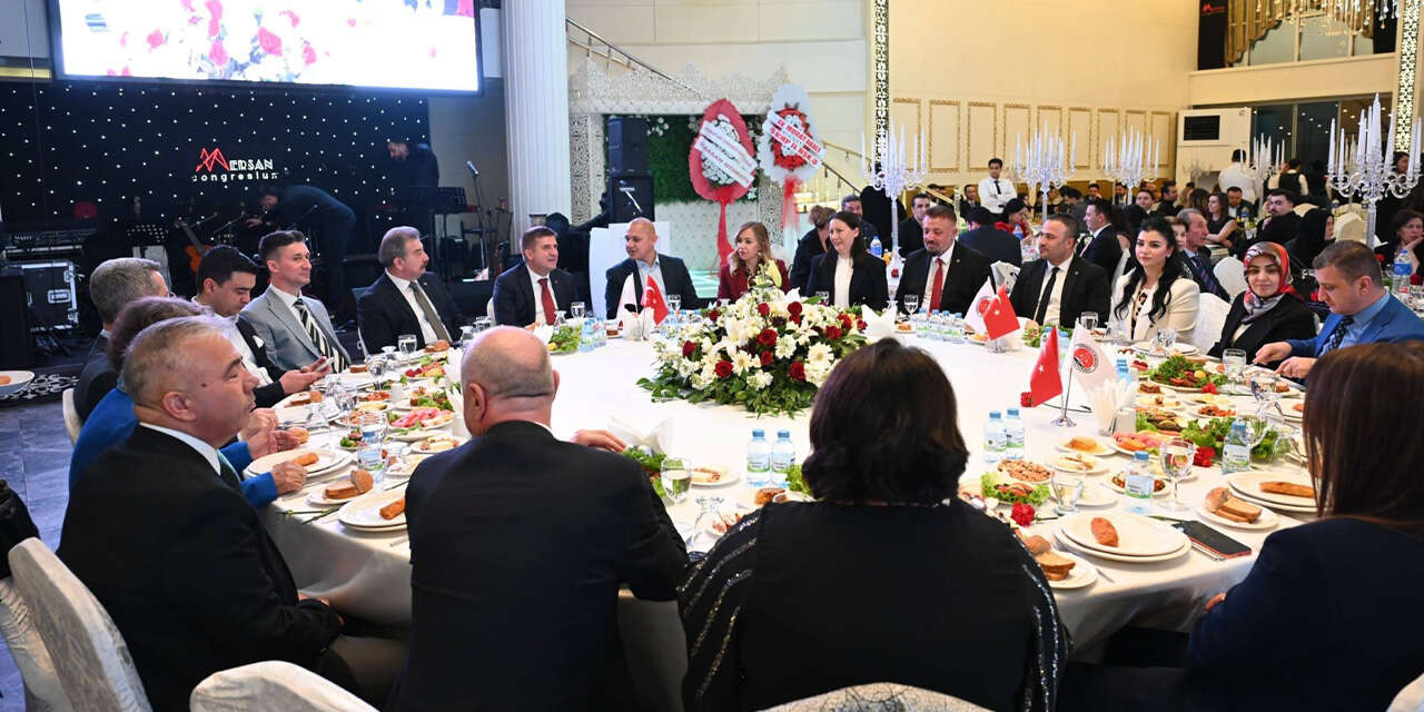 avukatlar-bulustu-gunlerini-doyasiya-kutladilar-2