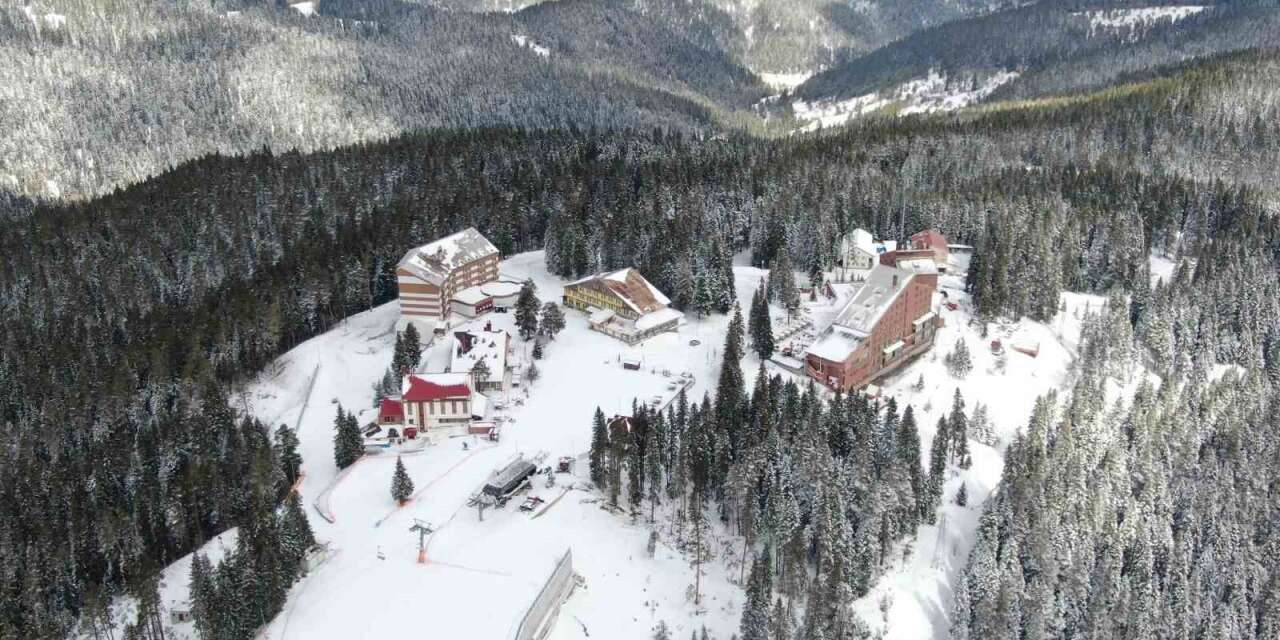 kastamonu-ve-cankiri-sinirlarinda-bulunan-ilgaz-dagi-milli-parki-nisan-ayinda-etkili-olan-kar-yagisi-sonrasinda-beyaz-ortuyle-kaplandi