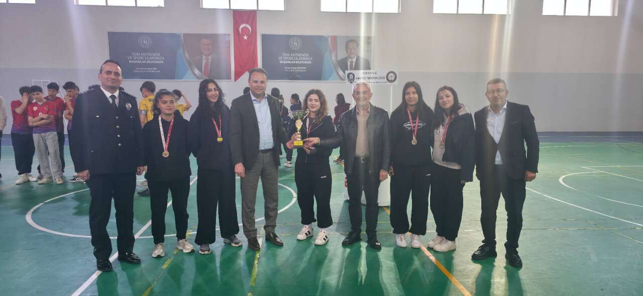 polis-haftasina-yakisir-futbol-turnuvasi