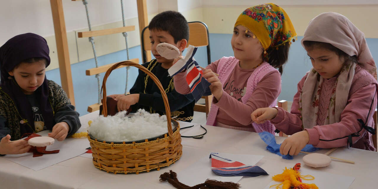 minik-ogrenciler-66-yillik-kulturu-yasatiyor2