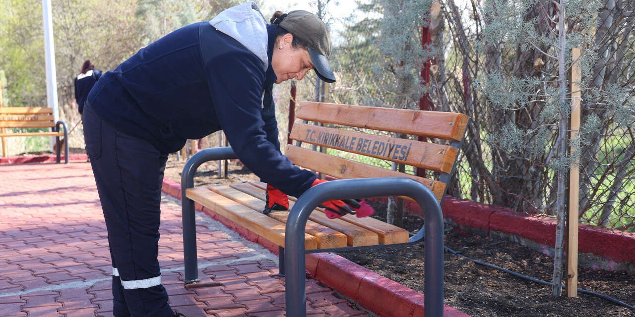 parklara-anne-eli-degiyor-her-yer-piril-piril-2