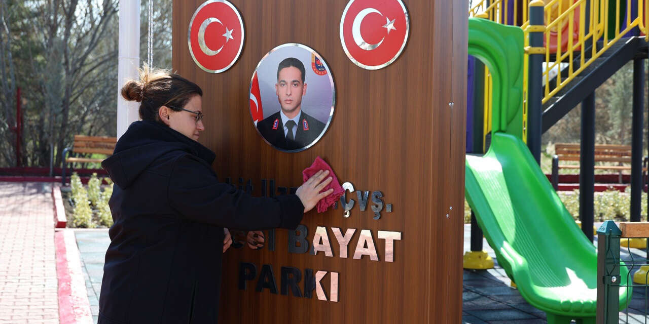 parklara-anne-eli-degiyor-her-yer-piril-piril-3