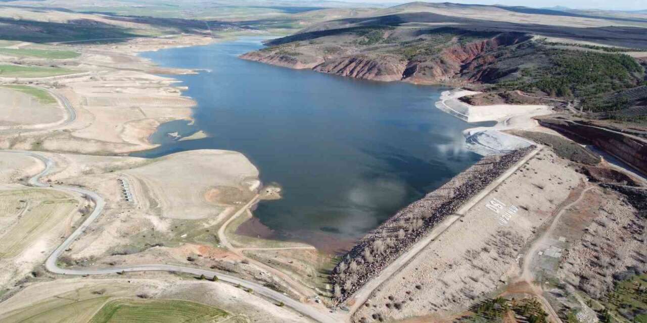yozgatin-bogazliyan-ilcesinde-bulunan-uzunlu-barajinda-su-seviyesindeki-degisim-dron-ile-kaydedilen-goruntulerle-ortaya-kondu