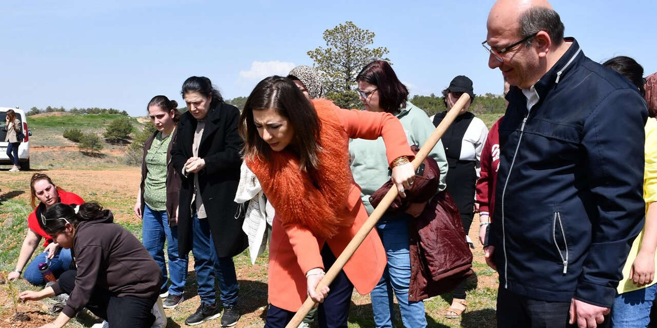 gelecek-nesiller-icin-100-fidan-toprakla-bulustu2