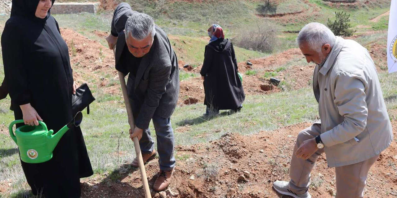 gelecek-nesiller-icin-100-fidan-toprakla-bulustu3