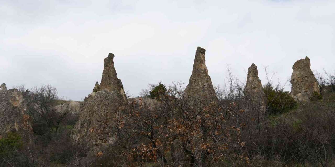 ankaranin-kizilcahamam-ilcesinde-bulunan-abaci-peribacalari-dogal-olusumlariyla-ve-kapadokyayi-andiran-goruntusuyle-dikkat-cekiyor