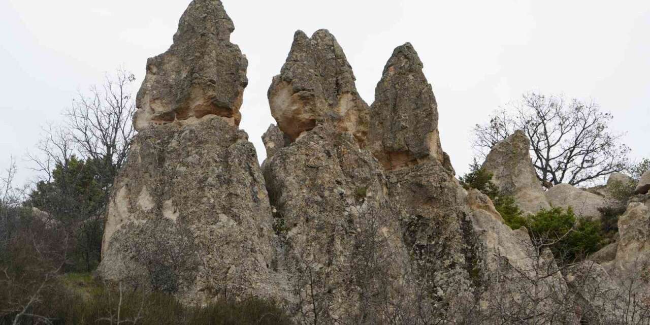 ankaranin-kizilcahamam-ilcesinde-bulunan-abaci-peribacalari-dogal-olusumlariyla-ve-kapadokyayi-andiran-goruntusuyle-dikkat-cekiyor