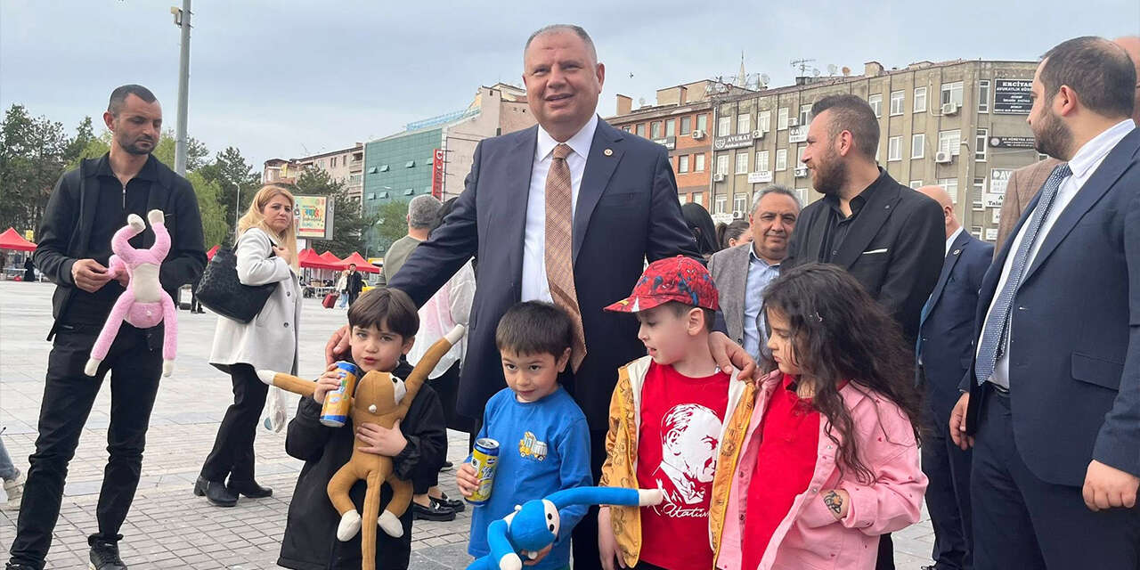 ozturkten-cocuklara-23-nisan-surprizi2