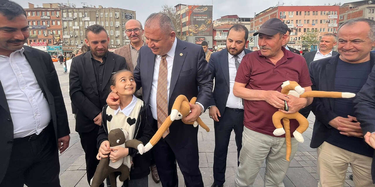 ozturkten-cocuklara-23-nisan-surprizi3