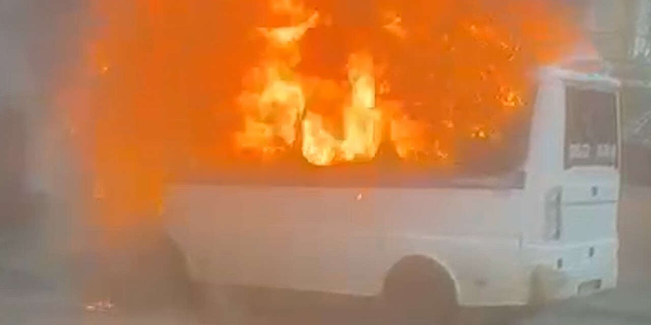 park-halindeki-yolcu-minibusu-alev-topuna-dondu-2