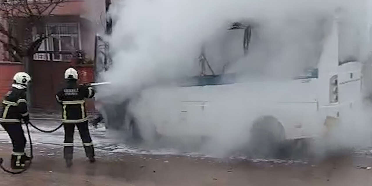 park-halindeki-yolcu-minibusu-alev-topuna-dondu-3