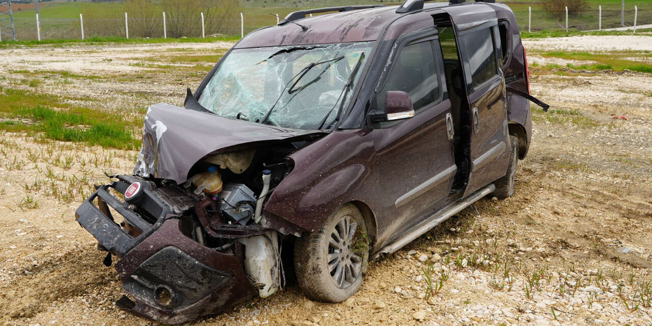 hafif-ticari-arac-ile-carpisan-traktor-ikiye-bolundu2