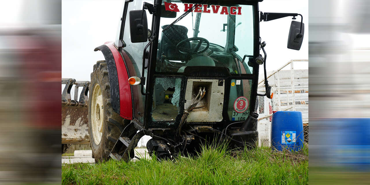 hafif-ticari-arac-ile-carpisan-traktor-ikiye-bolundu3