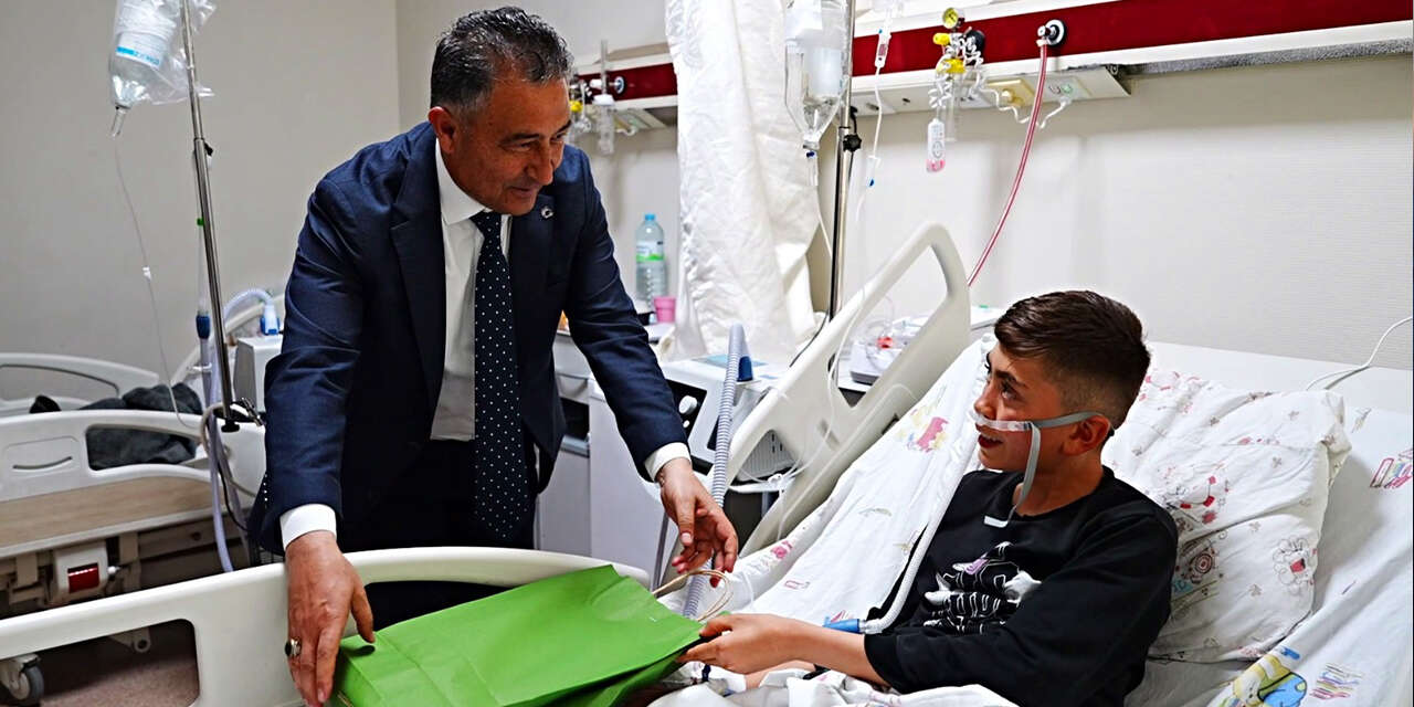 hastanede-tedavi-goren-cocuklara-23-nisan-surprizi-2