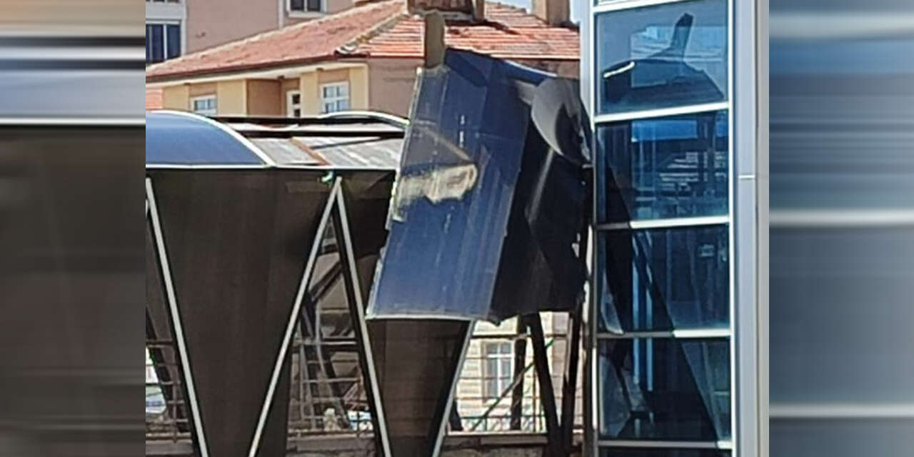 kirikkalede-ust-gecitte-olum-tehlikesi-cati-yerinden-koptu