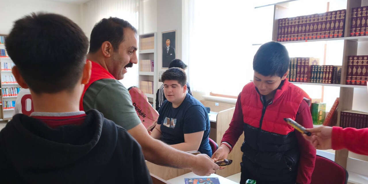 kizilay-ogrencilerin-yuzlerini-guldurdu-2