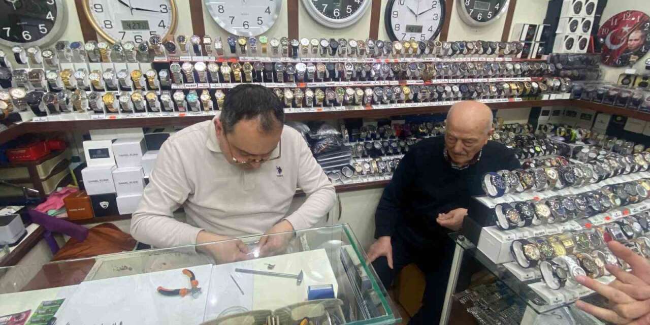 ankaranin-ulus-semtin-de-bulunan-saatciler-carsisi-olarak-da-bilinen-alsancak-is-haninda-saatci-esnafi-zamana-karsi-direniyor