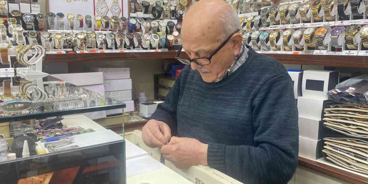 ankaranin-ulus-semtin-de-bulunan-saatciler-carsisi-olarak-da-bilinen-alsancak-is-haninda-saatci-esnafi-zamana-karsi-direniyor