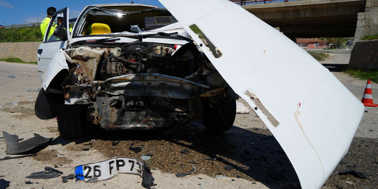 can-pazari-traktor-ile-otomobil-kafa-kafaya-carpisti2