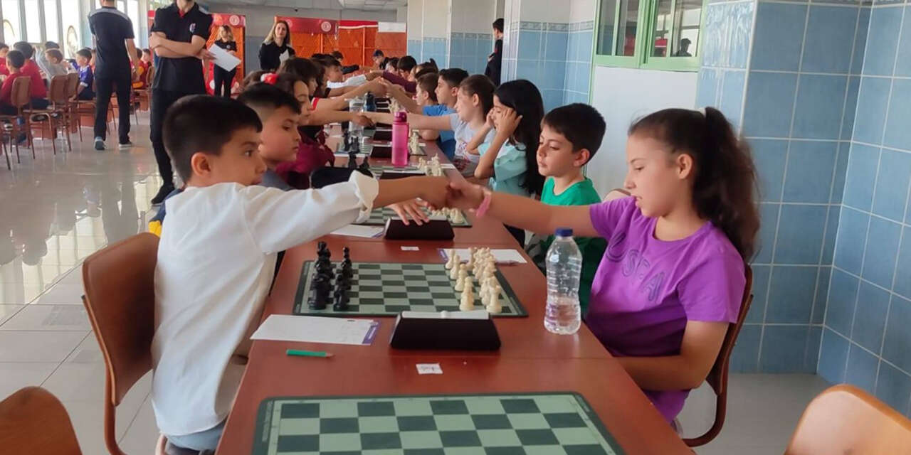 satranc-heyecani-minik-sporcular-hamleleriyle-goz-doldurdu2