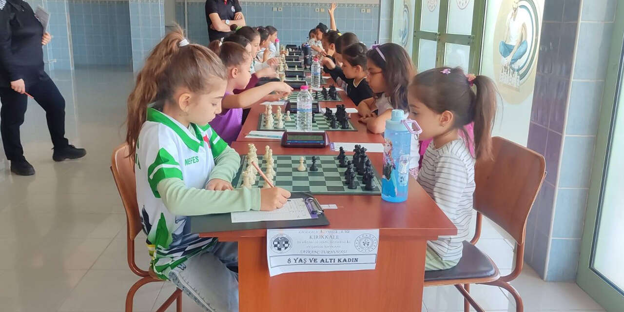 satranc-heyecani-minik-sporcular-hamleleriyle-goz-doldurdu3