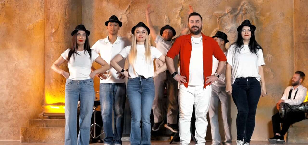 ertan-ersan-damda-duran-zinciri-kiran-sarkisiyla-muzik-dunyasini-salladi