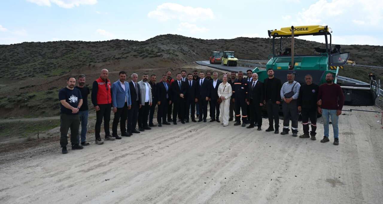 kazmaca-koyu-sicak-asfalta-kavusuyor