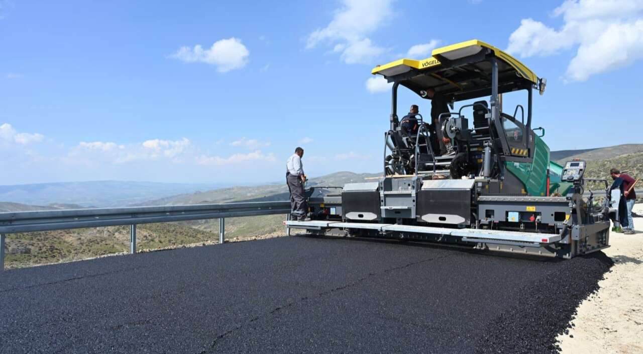 kazmaca-koyu-sicak-asfalta-kavusuyor