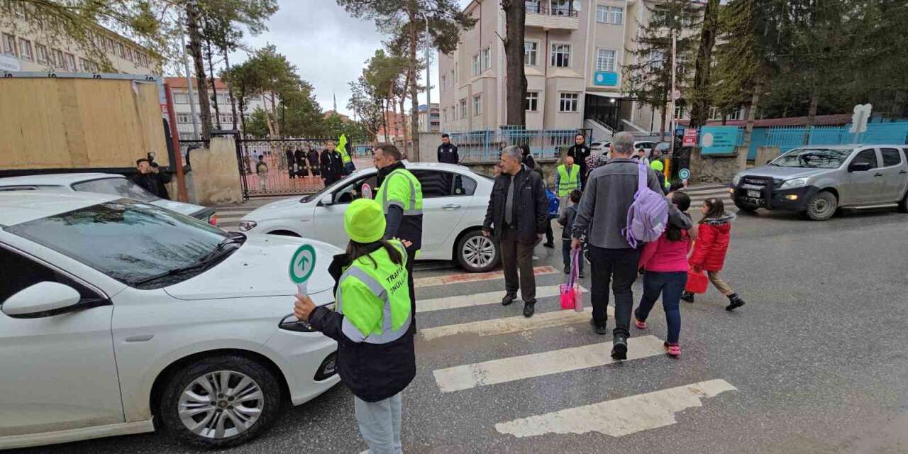 sorgun-belediye-baskani-erkut-ekinci-ilcedeki-trafik-bilincini-artirmak-ve-cocuklara-guvenli-ulasim-aliskanliklari-kazandirmak-amaciyla-duzenlenen-trafik-etkinligine-katildi