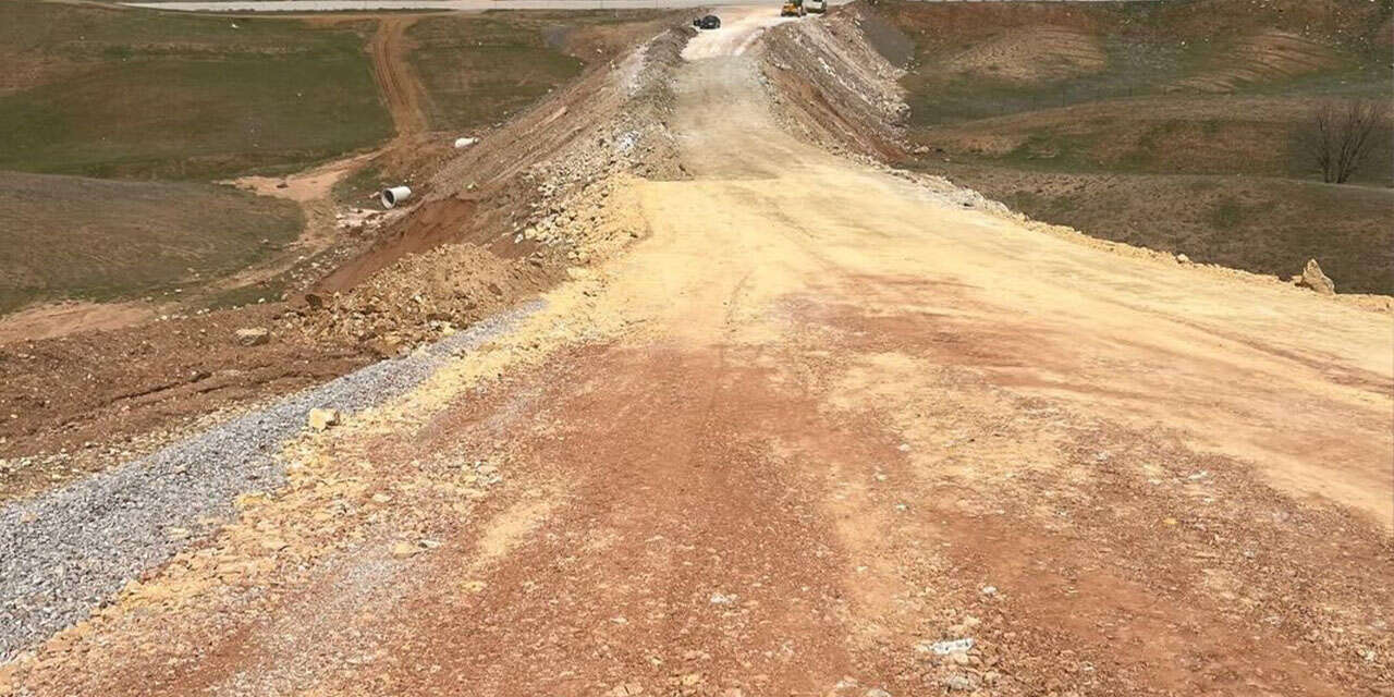 yahsihan-belediyesi-harekete-gecti-bozuk-yol-tamir-ediliyor-1
