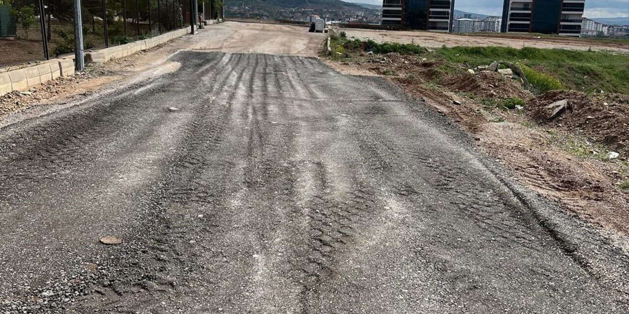 yahsihan-belediyesi-harekete-gecti-bozuk-yol-tamir-ediliyor-3