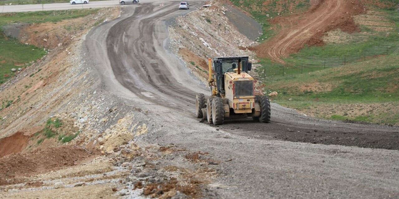 yahsihan-belediyesi-harekete-gecti-bozuk-yol-tamir-ediliyor-4