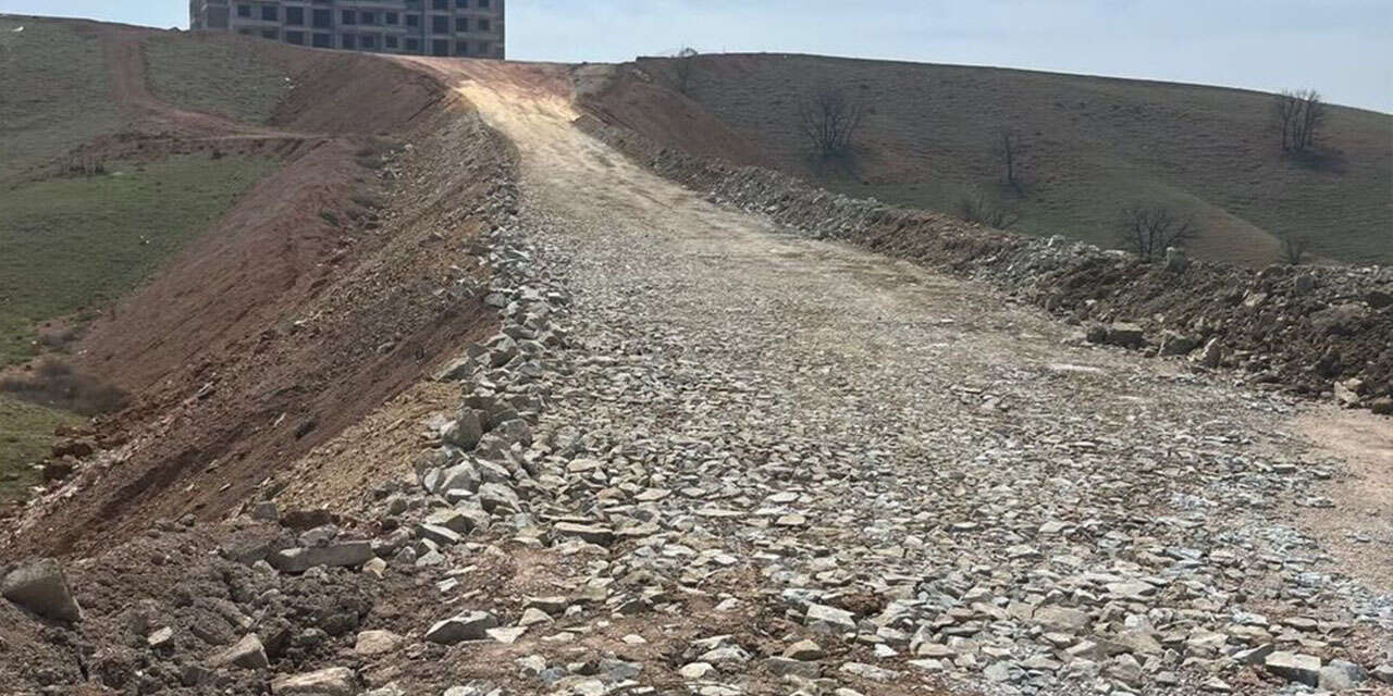 yahsihan-belediyesi-harekete-gecti-bozuk-yol-tamir-ediliyor-6