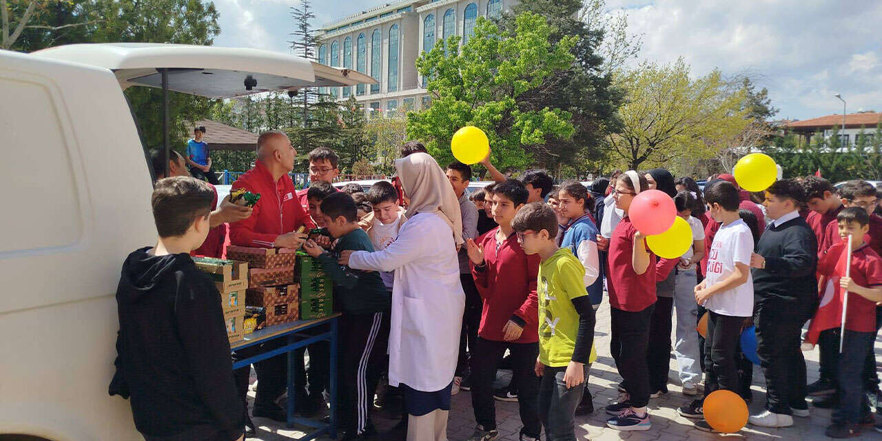 kizilaydan-ogrencilere-tatli-surpriz2