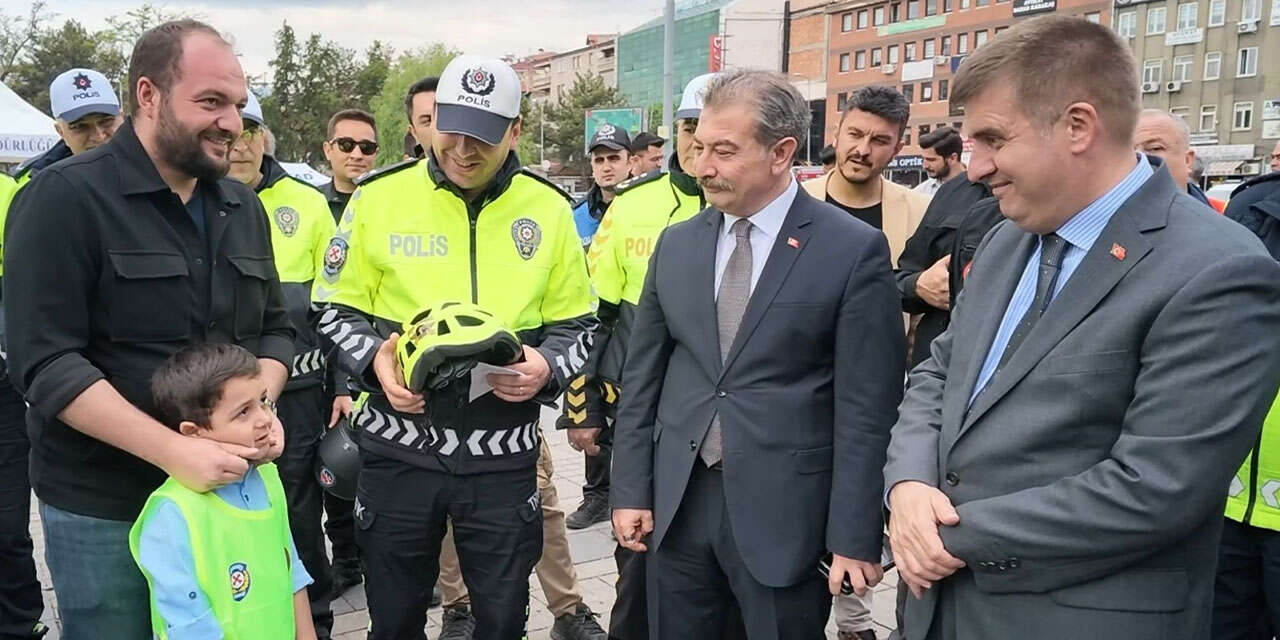motosiklet-kazasi-geciren-suruculere-kask-hediye-edildi3