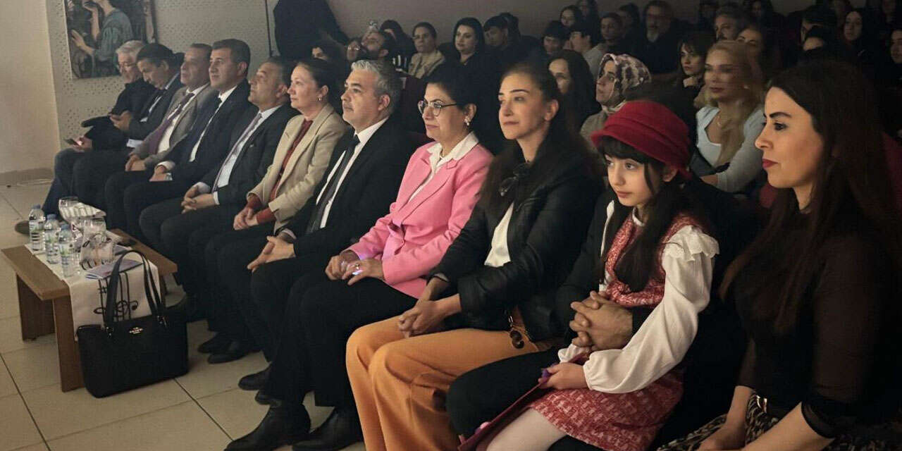 ogrenciler-bir-tema-bin-yorum-konseriyle-ayakla-alkislandi-2
