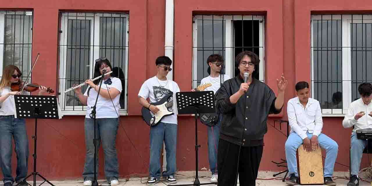 guzel-sanatlar-lisesi-sanatcilara-tas-cikardi-3