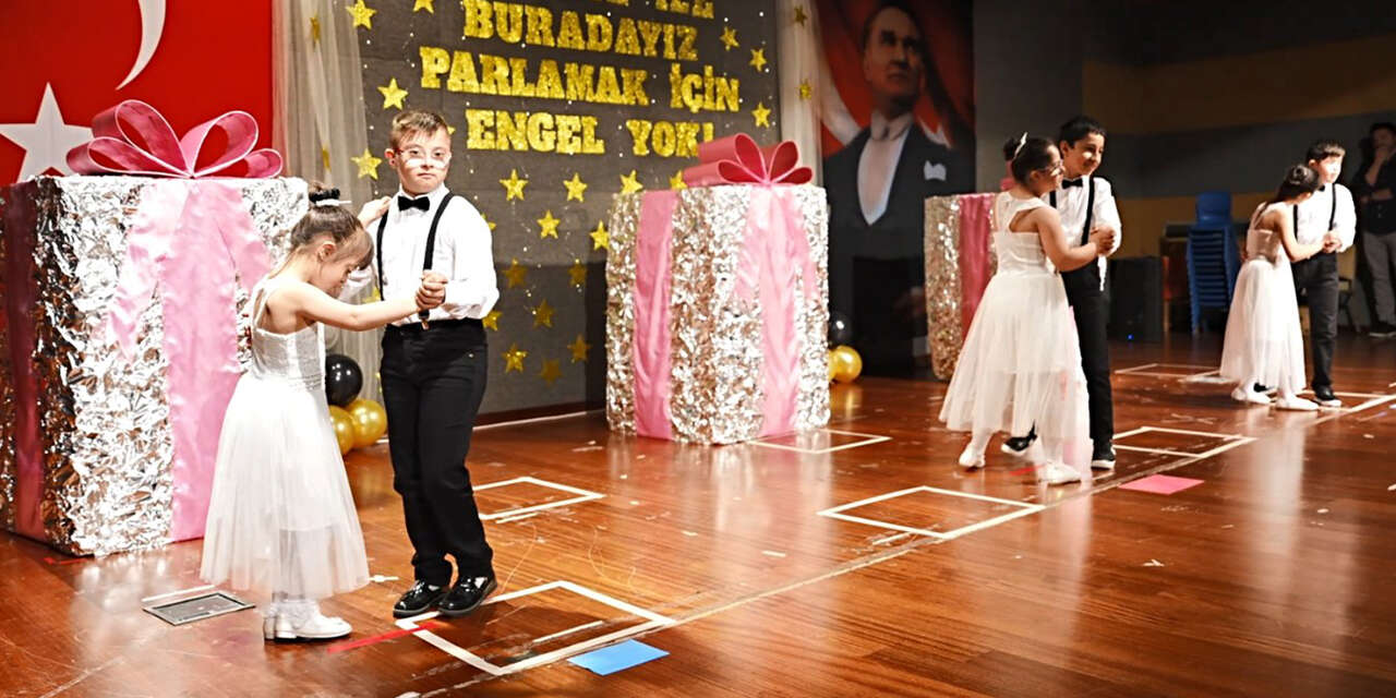 alkislar-ozel-ogrenciler-icin-siir-okudular-halay-cektiler-4