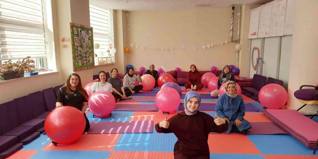 saglik-bakanliginca-hayata-gecirilen-her-gebeye-bir-ebe-uygulamasi-kastamonuda-anne-adaylarina-dogum-surecinde-egitim-ve-danismanlik-hizmetleri-sunarak-stres-ve-korkularini-yenmelerine-yardimci-oluyor