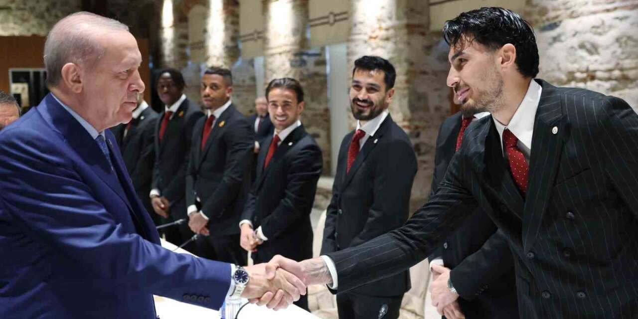 cumhurbaskani-recep-tayyip-erdogan-galatasaray-futbol-takimi-oyuncularini-ve-teknik-heyetini-cumhurbaskanligi-dolmabahce-calisma-ofisinde-kabul-etti